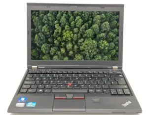 Das robuste Lenovo ThinkPad X230, ausgestattet mit einem Intel Core i5-3320M und einem 12.5 Zoll HD Display, bietet optimale Mobilität und Leistung für professionelle Anwender und Reisende.